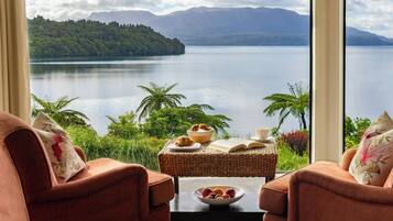 Premium bedding, free minibar, in-room safe, soundproofing