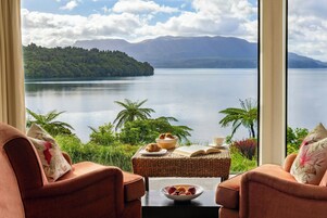 Premium bedding, free minibar, in-room safe, soundproofing