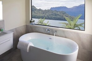 Baignoire et douche séparées, articles de toilette de luxe