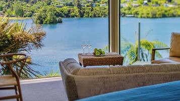 Suíte executiva | Roupas de cama premium, frigobar (abastecido com itens grátis)