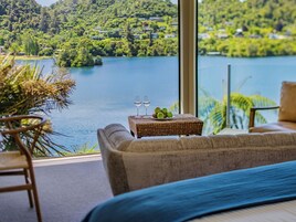 Executive Suite | Premium bedding, free minibar, in-room safe, soundproofing