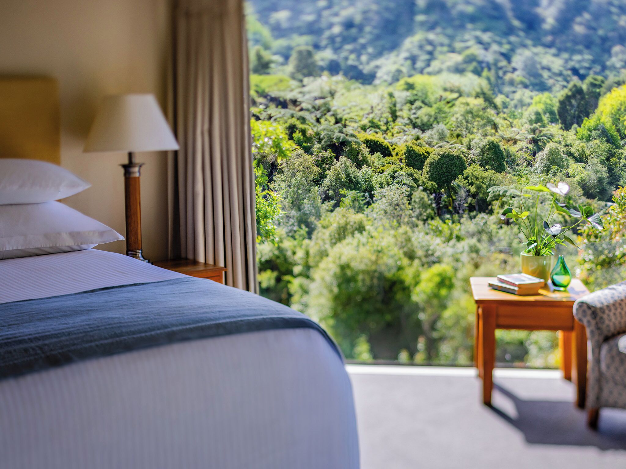 Ropa de cama de alta calidad y minibar con artículos gratuitos 