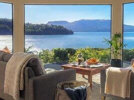 Solitaire Suite | Living area | 40-inch LCD TV with digital channels, TV
