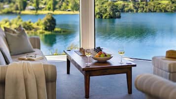 Premium bedding, free minibar, in-room safe, soundproofing