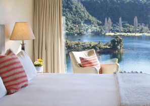 Executive Suite | Premium bedding, free minibar, in-room safe, soundproofing