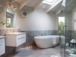 Solitaire Suite | Bathroom | Separate tub and shower, designer toiletries, hair dryer, bathrobes