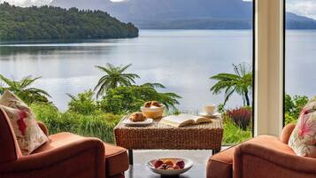 Suíte romântica (Tarawera Suite) | Roupas de cama premium, frigobar (abastecido com itens grátis)