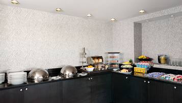 朝食 (フル ブレックファスト)、毎日提供 (有料)