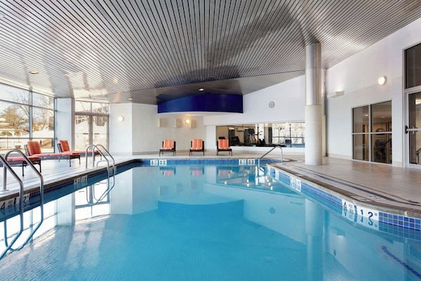 Een binnenzwembad en een seizoensgebonden buitenzwembad