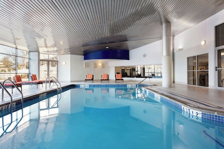 Una piscina techada, una piscina al aire libre de temporada. Delta Hotels by Marriott Woodbridge