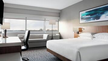 Yastık yüzeyli yatak, masa, güneşlik/perde, ütü/ütü masası