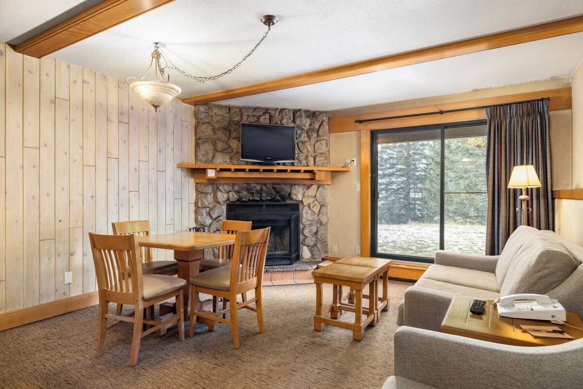 Deluxe Condo, 1 Queen Bed | Living area | Flat-screen TV, DVD player
