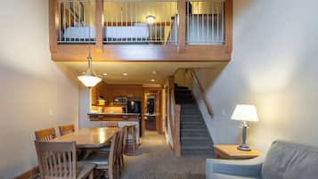 Apartamento Premier (2 Bedroom Loft- 4 Q) | Zona de estar | Una televisión de pantalla plana, un reproductor de DVD