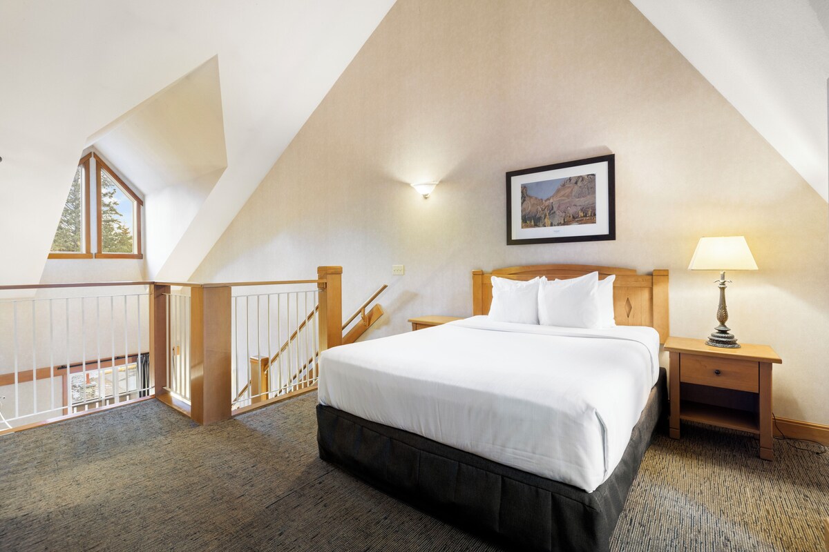 Deluxe Condo, 1 Bedroom (Loft) | Premium bedding, iron/ironing board (on request), WiFi (free)