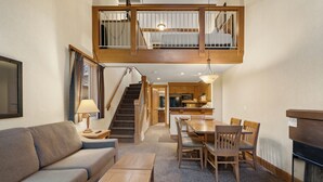 พรีเมียร์คอนโด (2 Bedroom Loft- 4 Q)