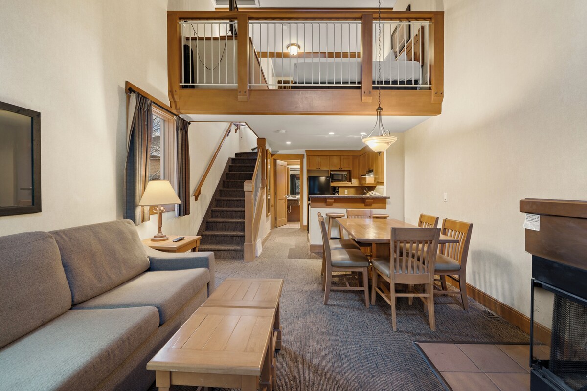 Premier Condo (2 Bedroom Loft- 4 Q) | Premium bedding, iron/ironing board (on request), WiFi (free)