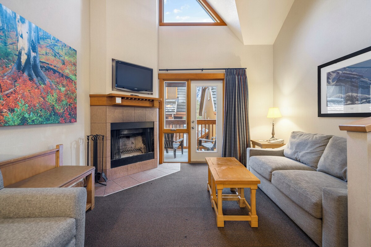 Premier Loft (2 Bedroom Condo - with Game room) | Living area | Flat-screen TV, DVD player