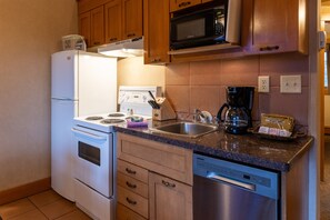 Deluxe Condo, 1 Bedroom (Loft) | Private kitchen | Fridge, oven, stovetop, dishwasher