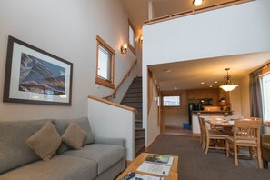 Condo Premier, 2 chambres (Loft) | Literie de qualité, fer et planche à repasser, accès au Wi-Fi (inclus)