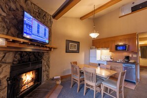 Deluxe Condo, 1 Bedroom (Loft) | Private kitchen