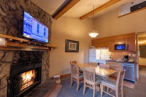 Deluxe Condo, 1 Bedroom (Loft) | Private kitchen