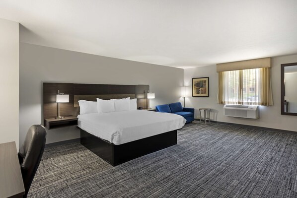 Bäddmadrasser, arbetsyta för laptop och mörkläggningsgardiner