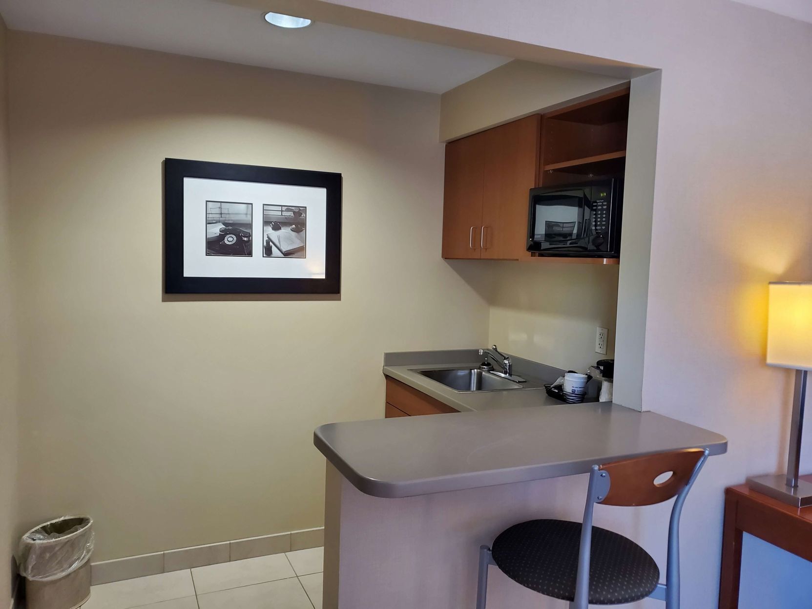 Private kitchen | Mini-fridge, microwave, coffee/tea maker