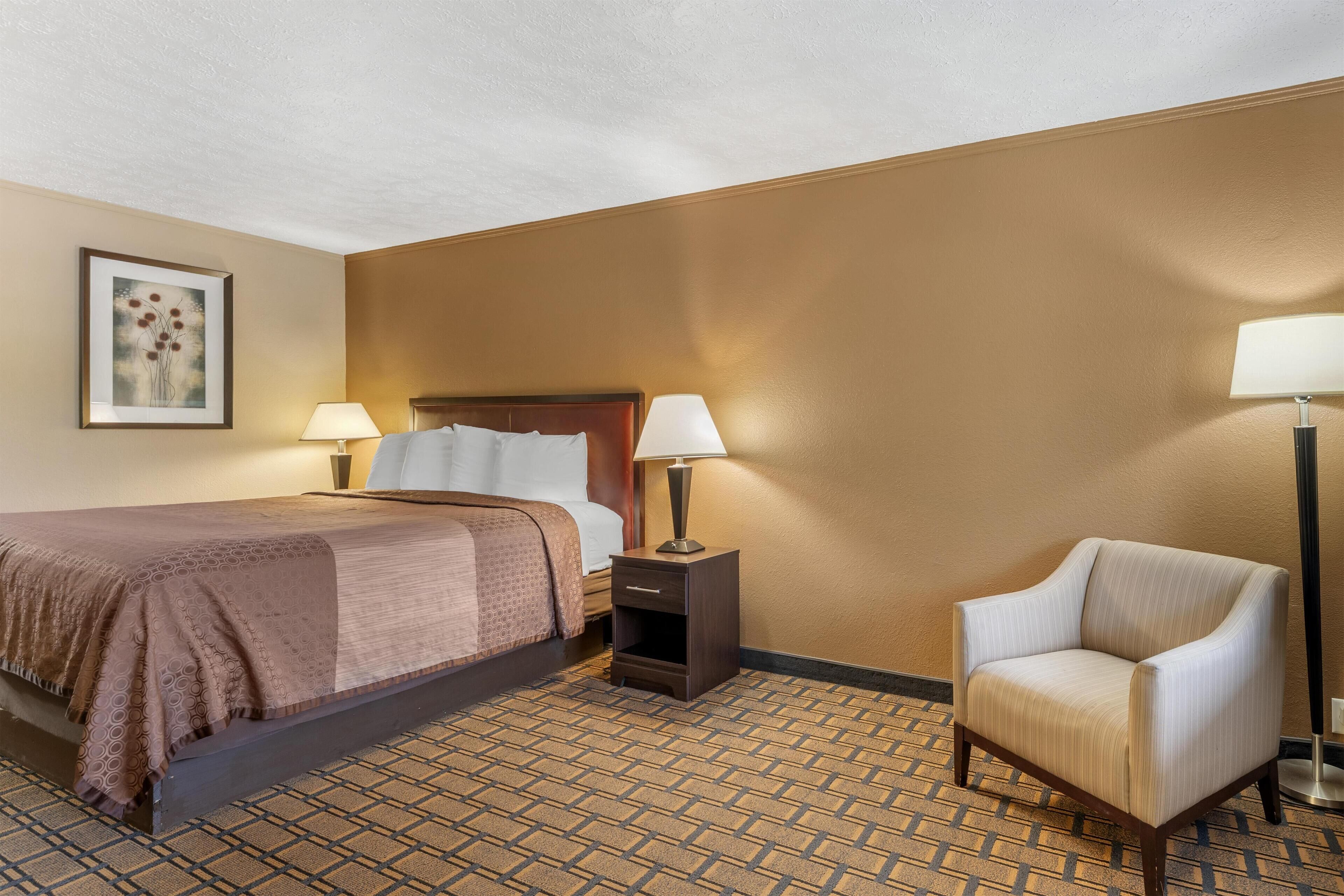 Kamar Standar, 1 Tempat Tidur King, Bebas Asap Rokok, lemari es & microwave | Brankas, ruang kerja ramah laptop, dan tirai kedap cahaya