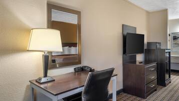 Kamar Standar, 1 Tempat Tidur King, Bebas Asap Rokok, lemari es & microwave | Brankas, ruang kerja ramah laptop, dan tirai kedap cahaya