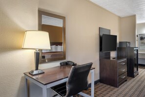 Rom – standard, 1 kingsize-seng, ikke-røyk, kjøleskap og mikrobølgeovn | Safe på rommet, skrivebord for bærbar PC og blendingsgardiner