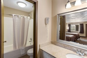 Habitación estándar, 2 camas dobles, no fumadores, frigorífico y microondas | Baño | Ducha y bañera combinadas y artículos de higiene personal gratuitos