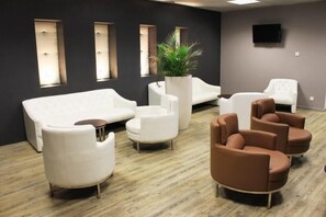 Desk, soundproofing, iron/ironing board, free cribs/infant beds - Yes Hôtel (Avignon)