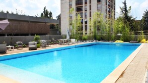 Outdoor pool, sun loungers - Yes Hôtel (Avignon)