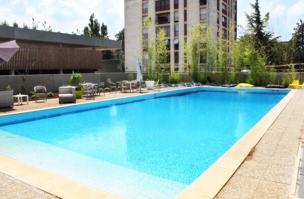 Outdoor pool, sun loungers - Yes Hôtel (Avignon)
