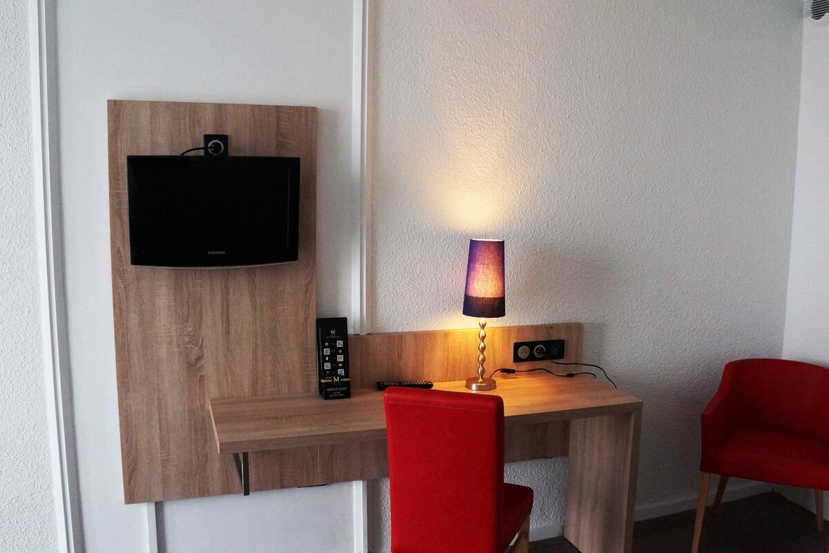 Escritorio, sistema de insonorización y tabla de planchar con plancha