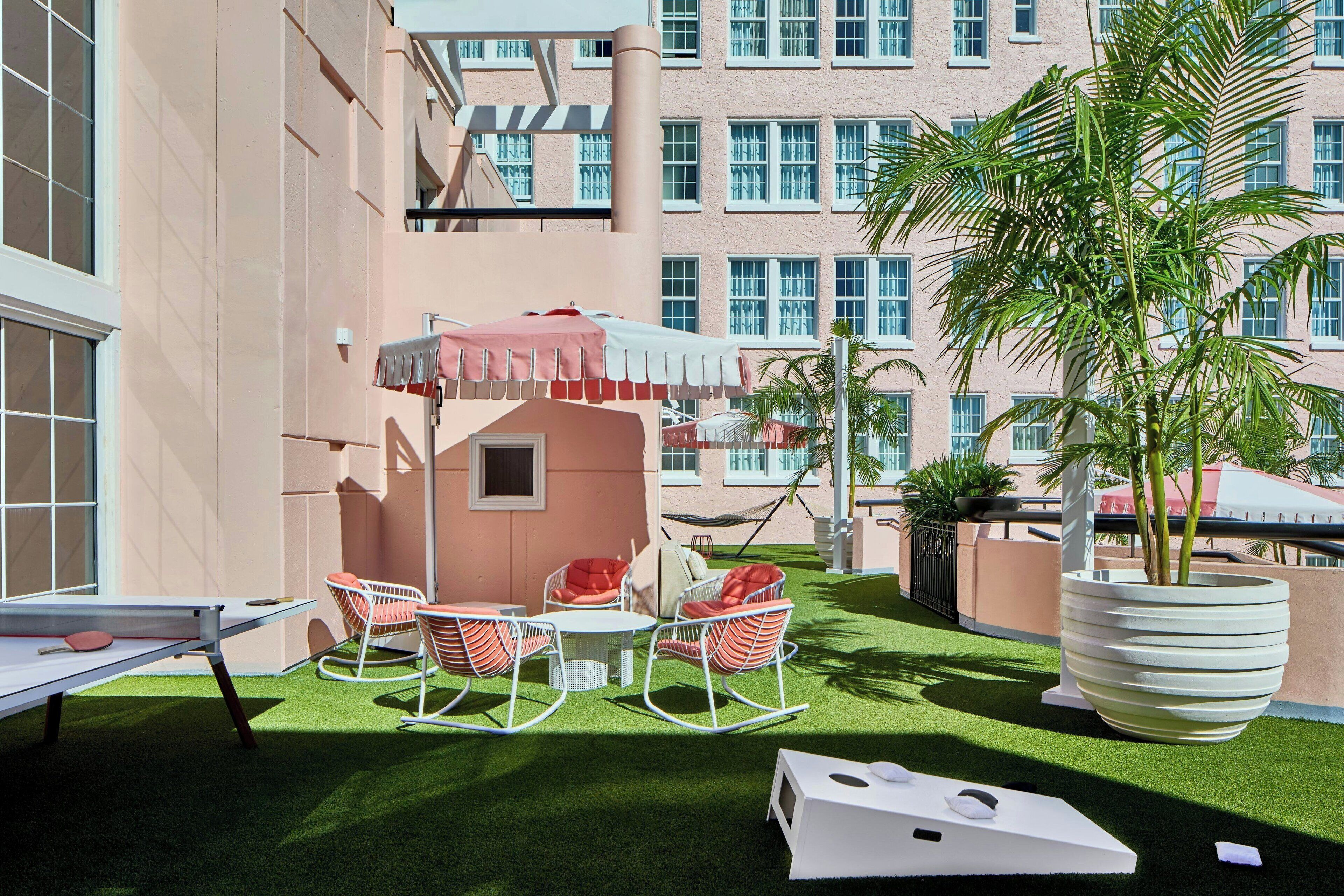 2 bars/lounges, poolside bar