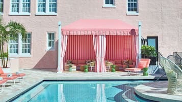 Una piscina al aire libre, tumbonas