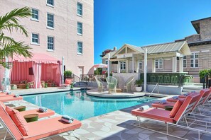 Outdoor pool, pool loungers - La Concha Key West, Autograph Collection (Key West)