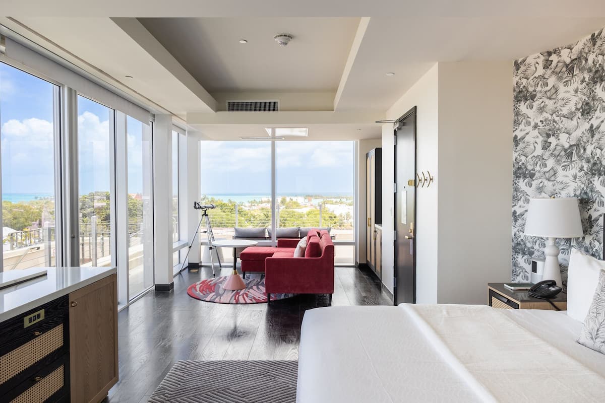 Penthouse, 1 King Bed, Corner (View) | أغطية فراش متميزة وأسرّة بطبقة علوية مريحة وميني بار وخزنة داخل الغرفة