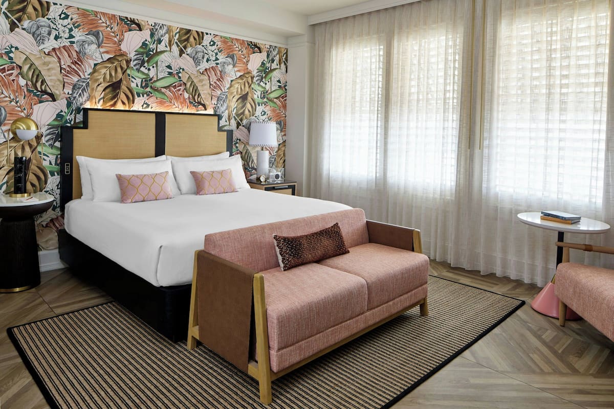 Premium Room, 1 King Bed | أغطية فراش متميزة وأسرّة بطبقة علوية مريحة وميني بار وخزنة داخل الغرفة