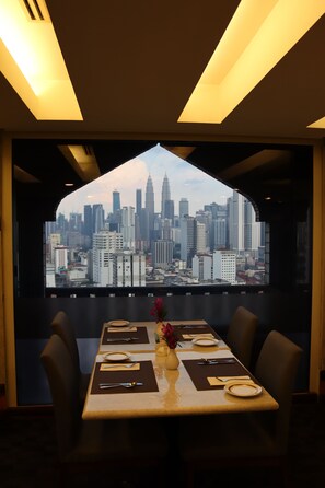 3 間餐廳，供應早餐、午餐和晚餐，燒烤