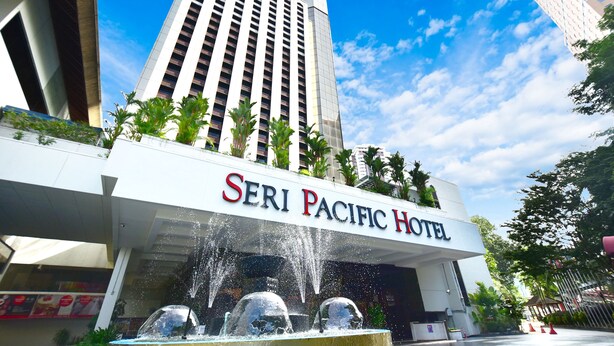 Hotel Seri Pacific met een fontein ervoor.
