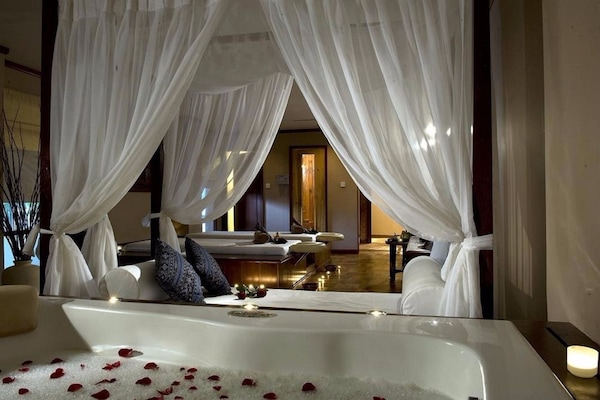 Couples treatment rooms, sauna, hot tub, body treatments, mud baths