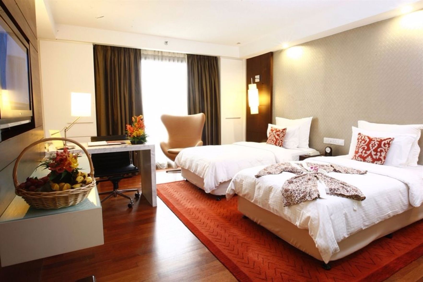 Una cassaforte in camera, una scrivania, ferro/asse da stiro