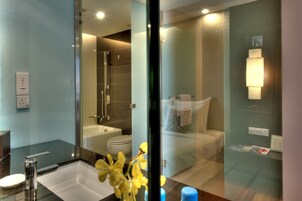 Separate bathtub and shower, deep-soaking bathtub, rainfall showerhead