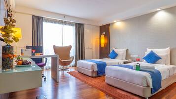 Premier Twin Room (Deluxe) | Peti besi dalam bilik, meja, seterika/papan seterika