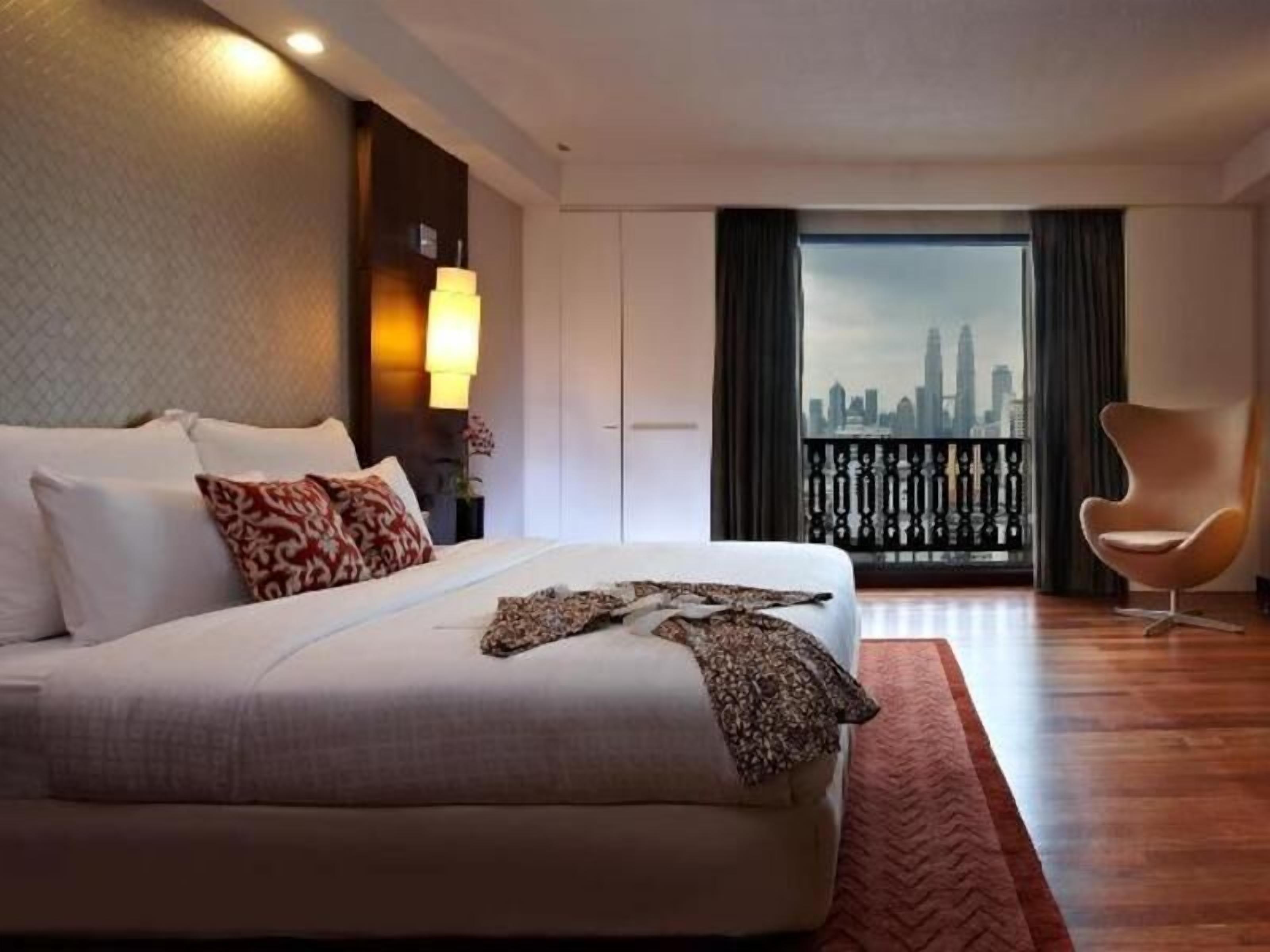 Una cassaforte in camera, una scrivania, ferro/asse da stiro