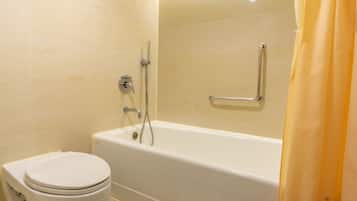 Un baño con inodoro, bañera y ducha.