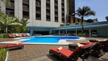 Außenpool, Liegestühle