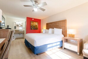 Hypo-allergenic bedding, down comforters, in-room safe, desk - Ramada by Wyndham Hotel & Water Park (Kissimmee)